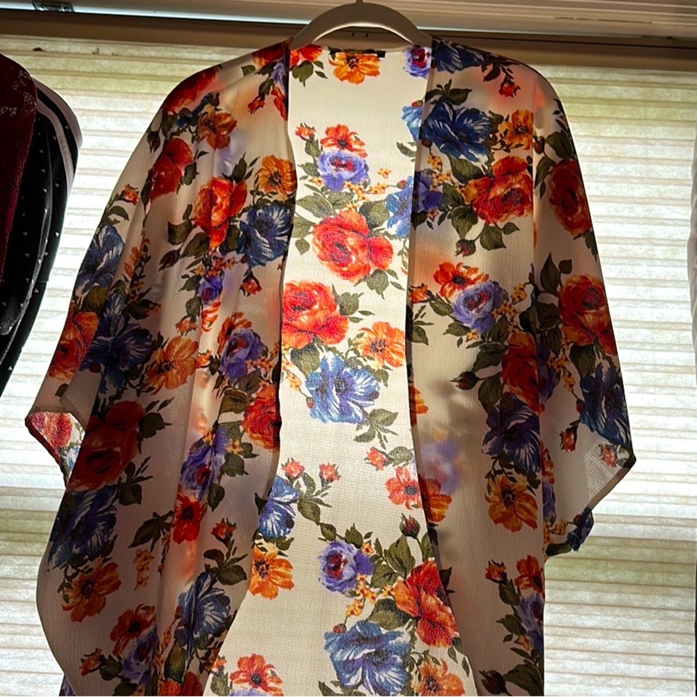 Short sleeve floral throw over